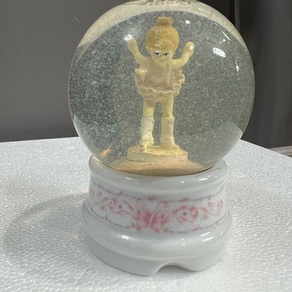 Vintage Enesco ballerina snowglobe - Picture 1 of 8